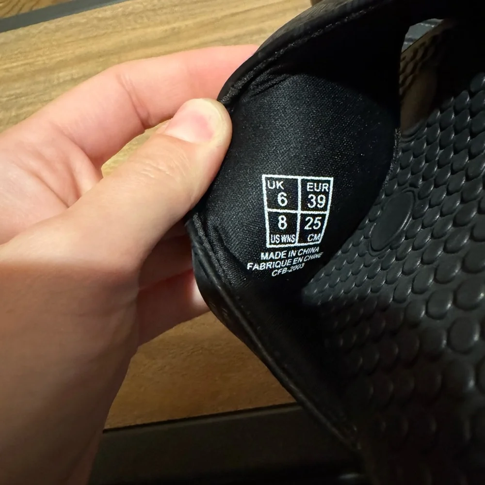 Like New - Women’s Black Puma Slides - Size 8 - Picture 7 of 7